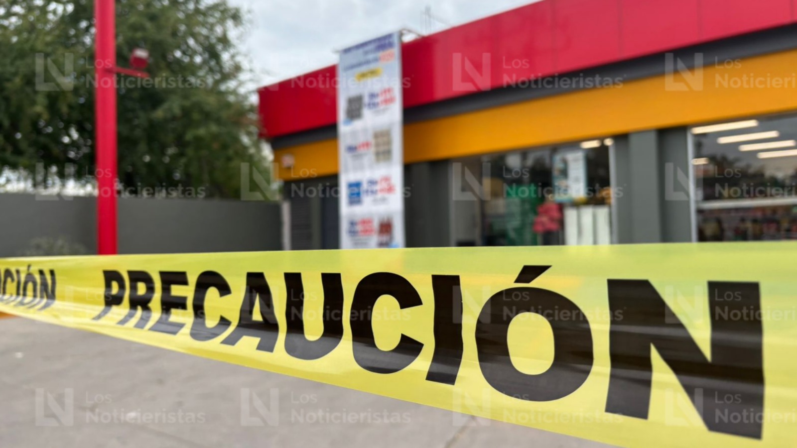 Afuera de un Oxxo ejecutan a un hombre en Bacurimí