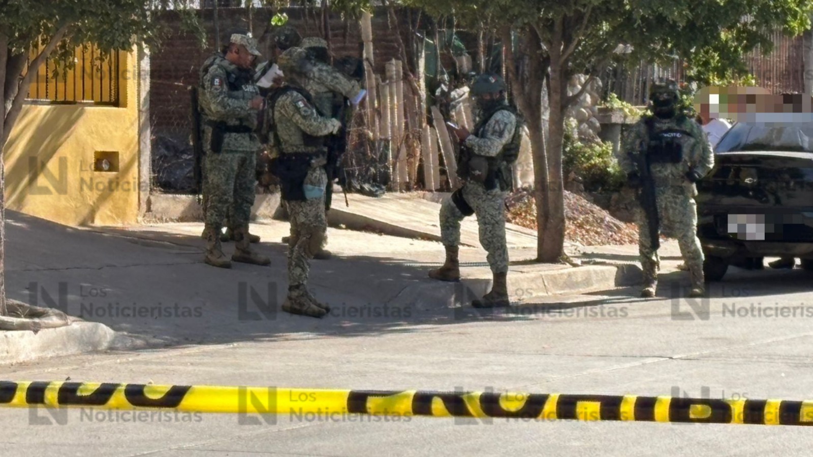 Militares y cinta amarilla