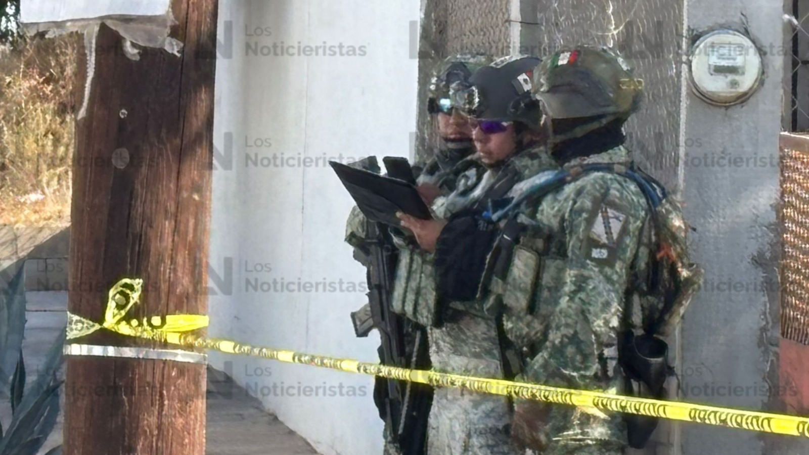 Militares y cinta amarilla