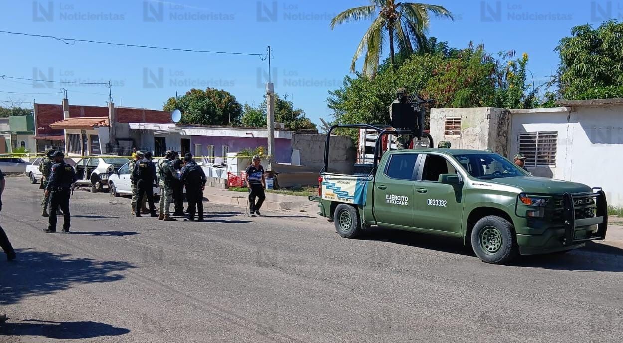 Personal de los tres niveles de gobierno resguardan zona donde asesinaron a balazos a una persona