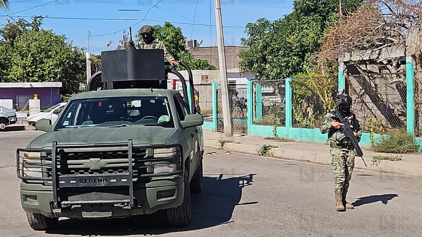 Personal militar resguardan zona donde asesinaron a balazos a una persona