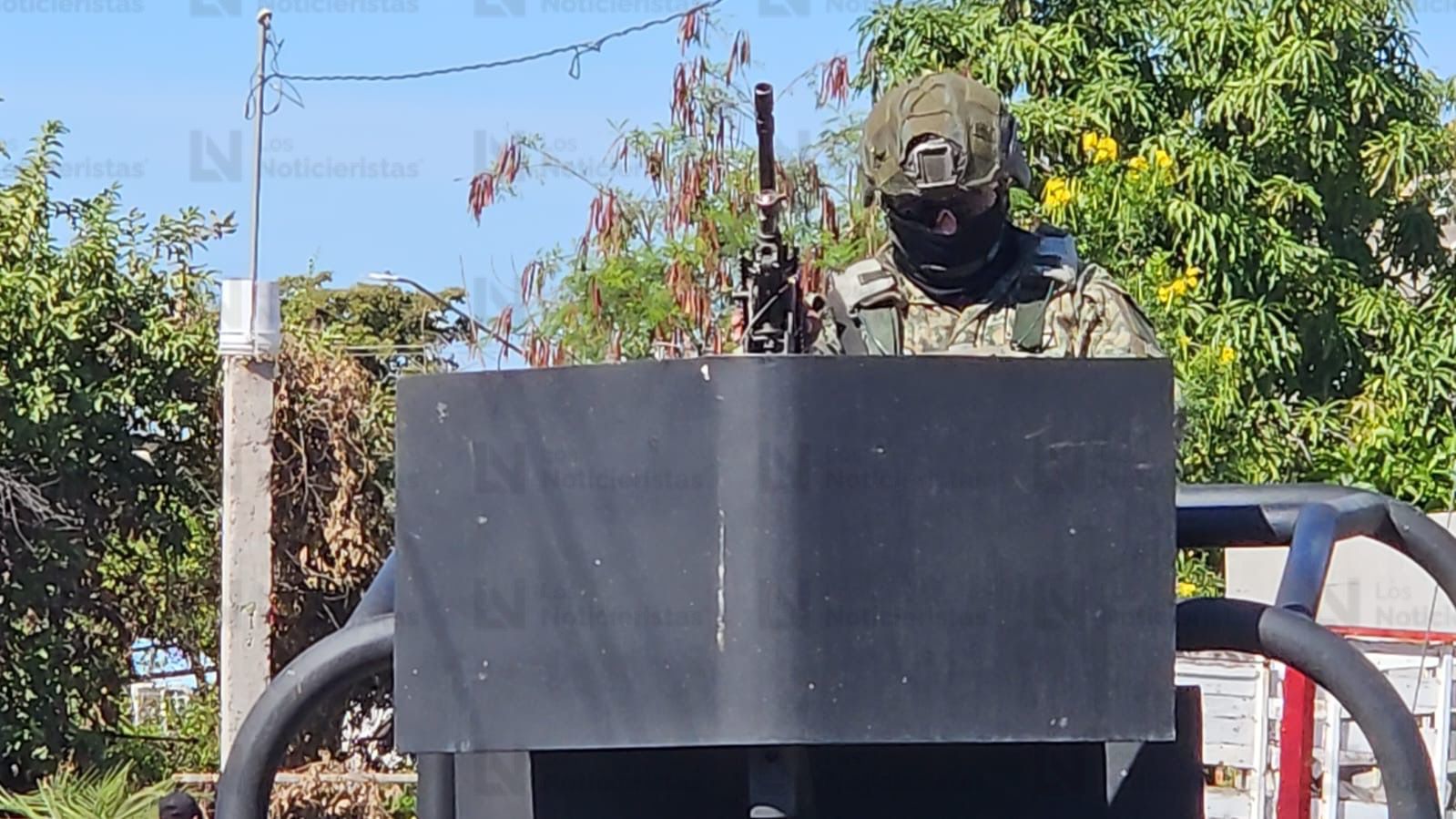 Personal militar resguardan zona donde asesinaron a balazos a una persona