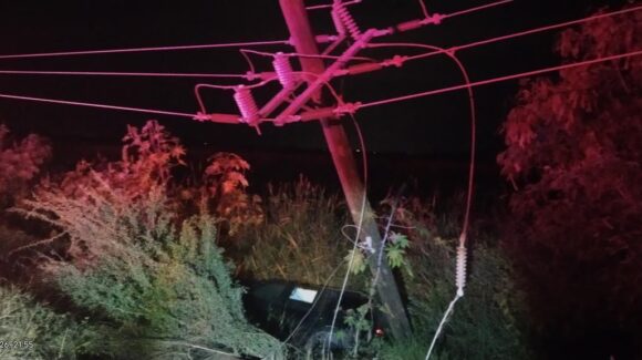 Dos jóvenes lesionados tras salida de camino en la carretera a Las Glorias, en Guasave, Sinaloa