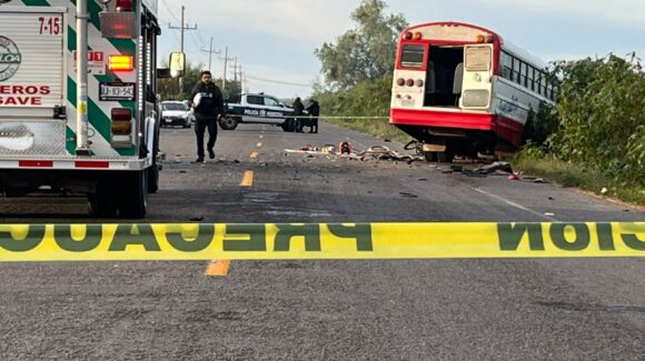 Un hombre sin vida y una mujer lesionada deja choque sobre la carretera a playa Las Glorias, en Guasave, Sinaloa
