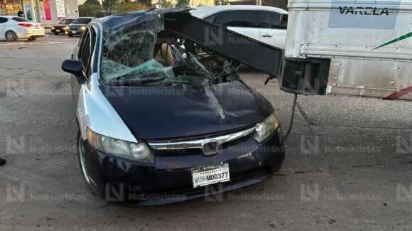 Dos jóvenes quedan ‘prensados’ debajo de un camión tras accidente en el Nuevo Horizonte de Los Mochis, Sinaloa