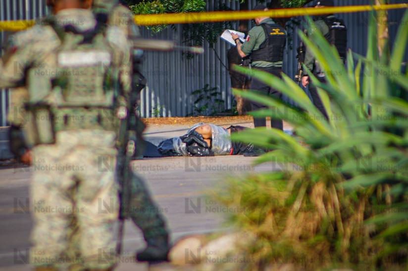 el cuerpo arrojado en el congreso del estado esta envuelto en bolsas
