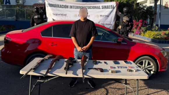 Aseguran a sujeto con armas, cartuchos y un vehículo en Culiacán, Sinaloa