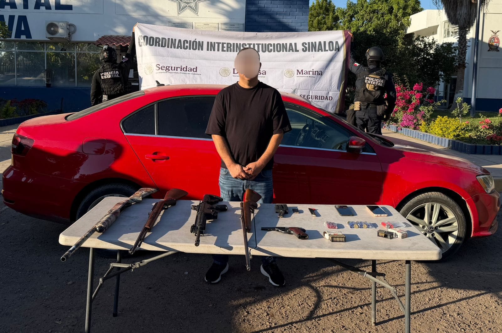 el detenido fue sorprendido en posesion de armamento
