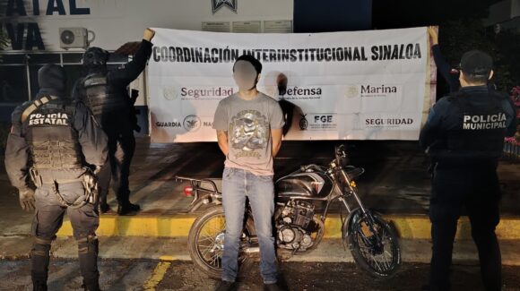 Policías Estatales aseguran motocicleta y detienen a un individuo en Villa Bonita, Culiacán