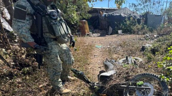 Confirman dos motociclistas fallecidos y aseguran armas tras persecución militar en Tecualilla, Escuinapa, Sinaloa