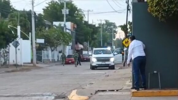 Hay cuatro delincuentes y un policía lesionado por esquirla tras enfrentamiento y persecución en Terranova, Culiacán; suspenden clases