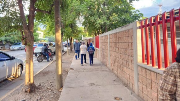 Entre llovizna y frío, niños de Guasave, Sinaloa, regresan a clases tras vacaciones decembrinas