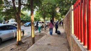 entre llovizna y frio niños de guasave sinaloa regresan a clases