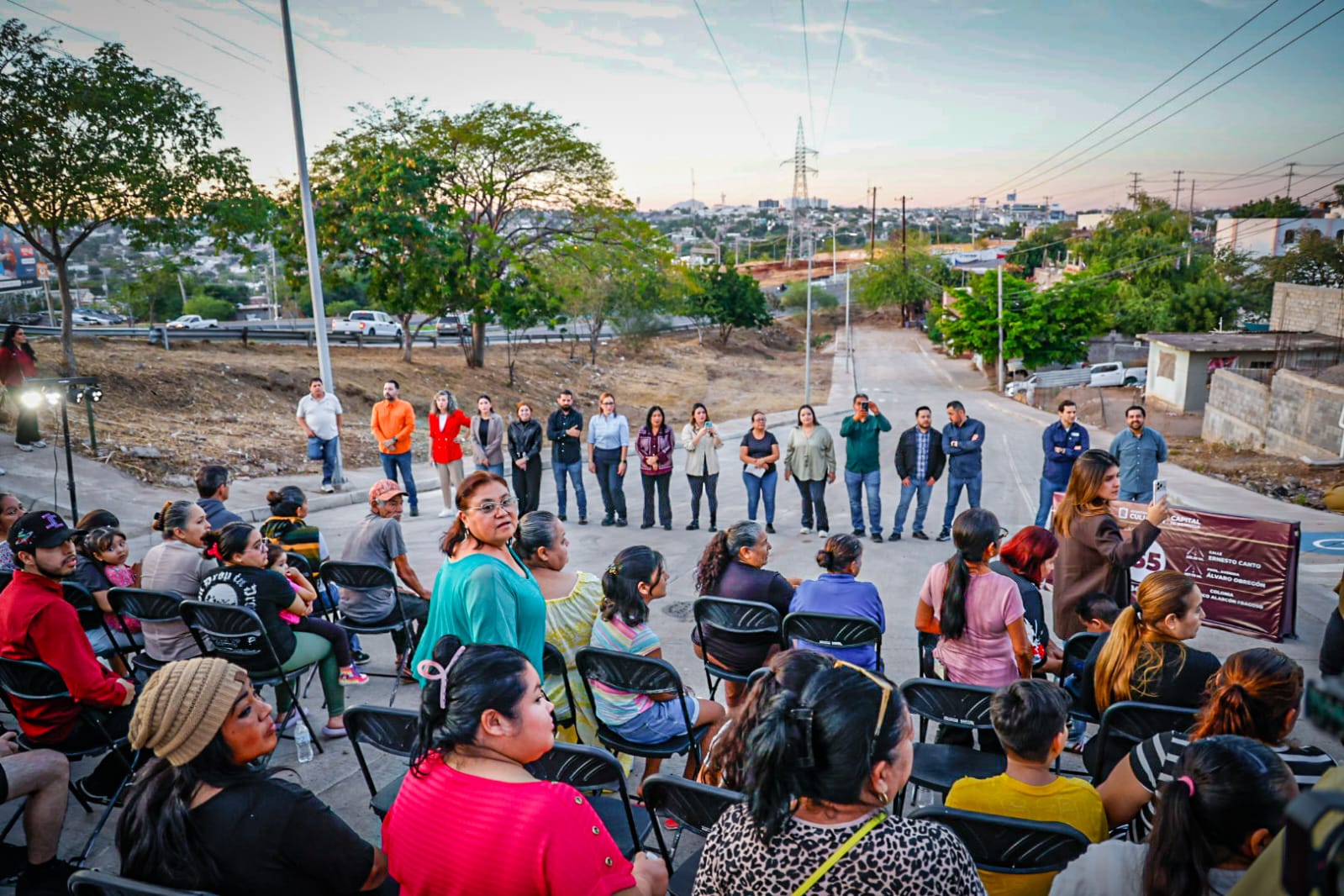 Alcalde de Culiacán entrega calles pavimentadas en colonia Francisco Alarcón Frogoso