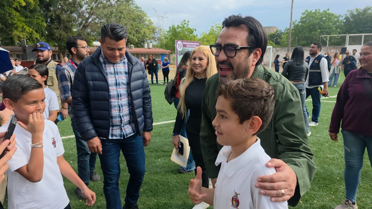 Juan de Dios Gámez Mendívil entrega cancha de futbol con pasto sintético a Secundaria Federal número 4