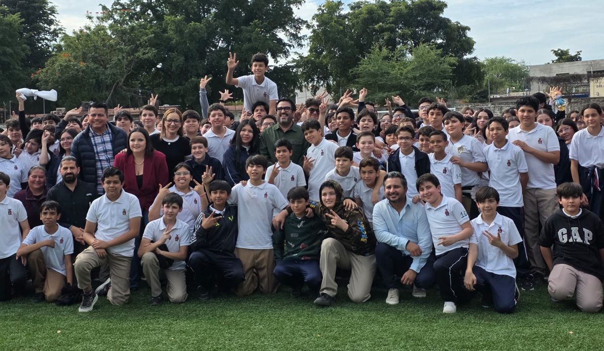 Juan de Dios Gámez Mendívil entrega cancha de futbol con pasto sintético a Secundaria Federal número 4