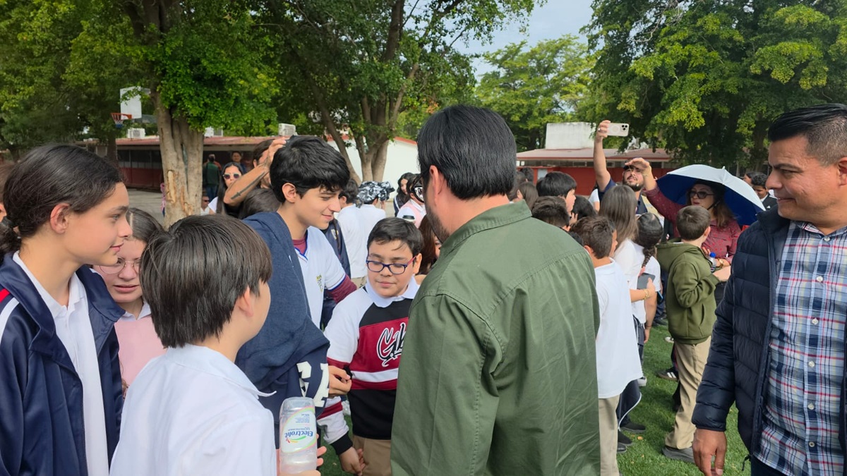 Juan de Dios Gámez Mendívil entrega cancha de futbol con pasto sintético a Secundaria Federal número 4