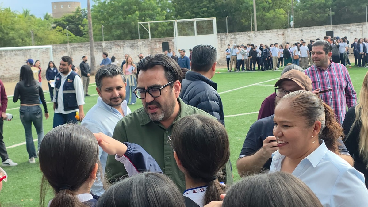 Juan de Dios Gámez Mendívil entrega cancha de futbol con pasto sintético a Secundaria Federal número 4
