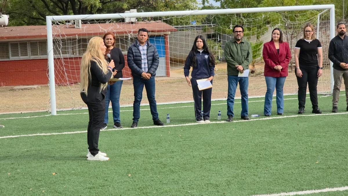 Juan de Dios Gámez Mendívil entrega cancha de futbol con pasto sintético a Secundaria Federal número 4