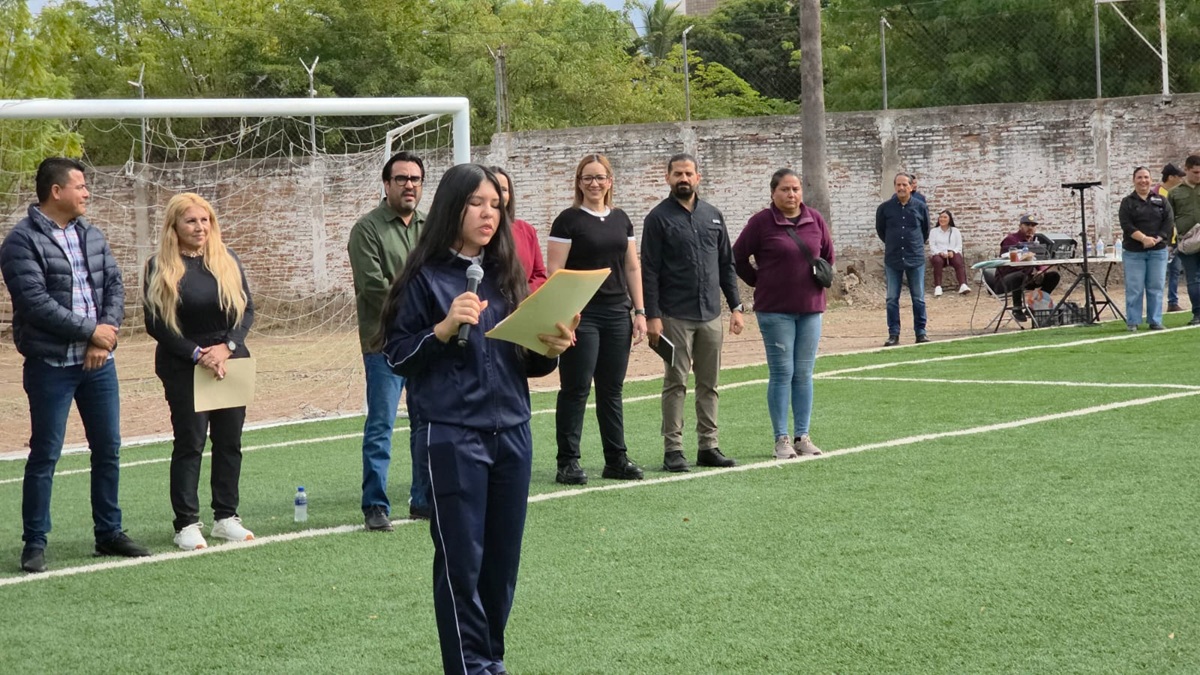 Juan de Dios Gámez Mendívil entrega cancha de futbol con pasto sintético a Secundaria Federal número 4