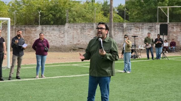 Gámez Mendívil supervisa construcción de cancha de futbol “Mundial Social” en la colonia C.N.O.P. al sur de Culiacán