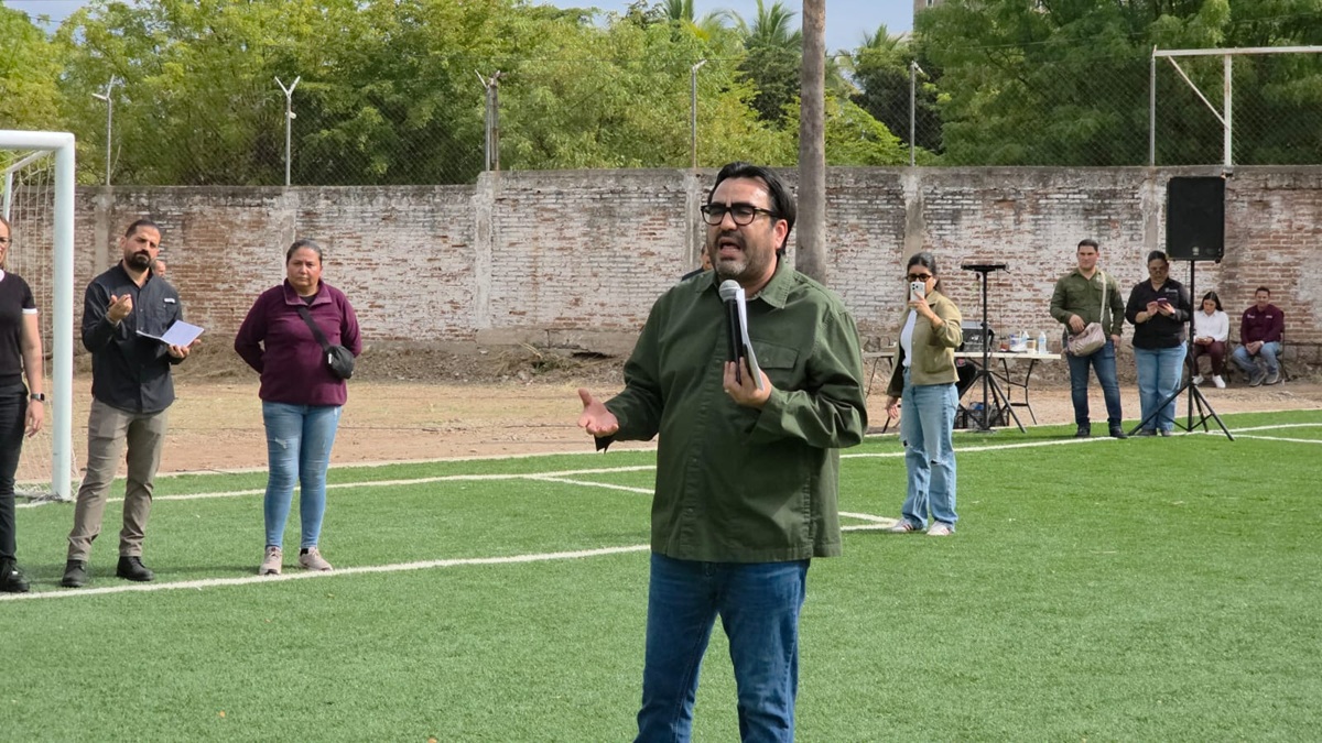 Juan de Dios Gámez Mendívil entrega cancha de futbol con pasto sintético a Secundaria Federal número 4
