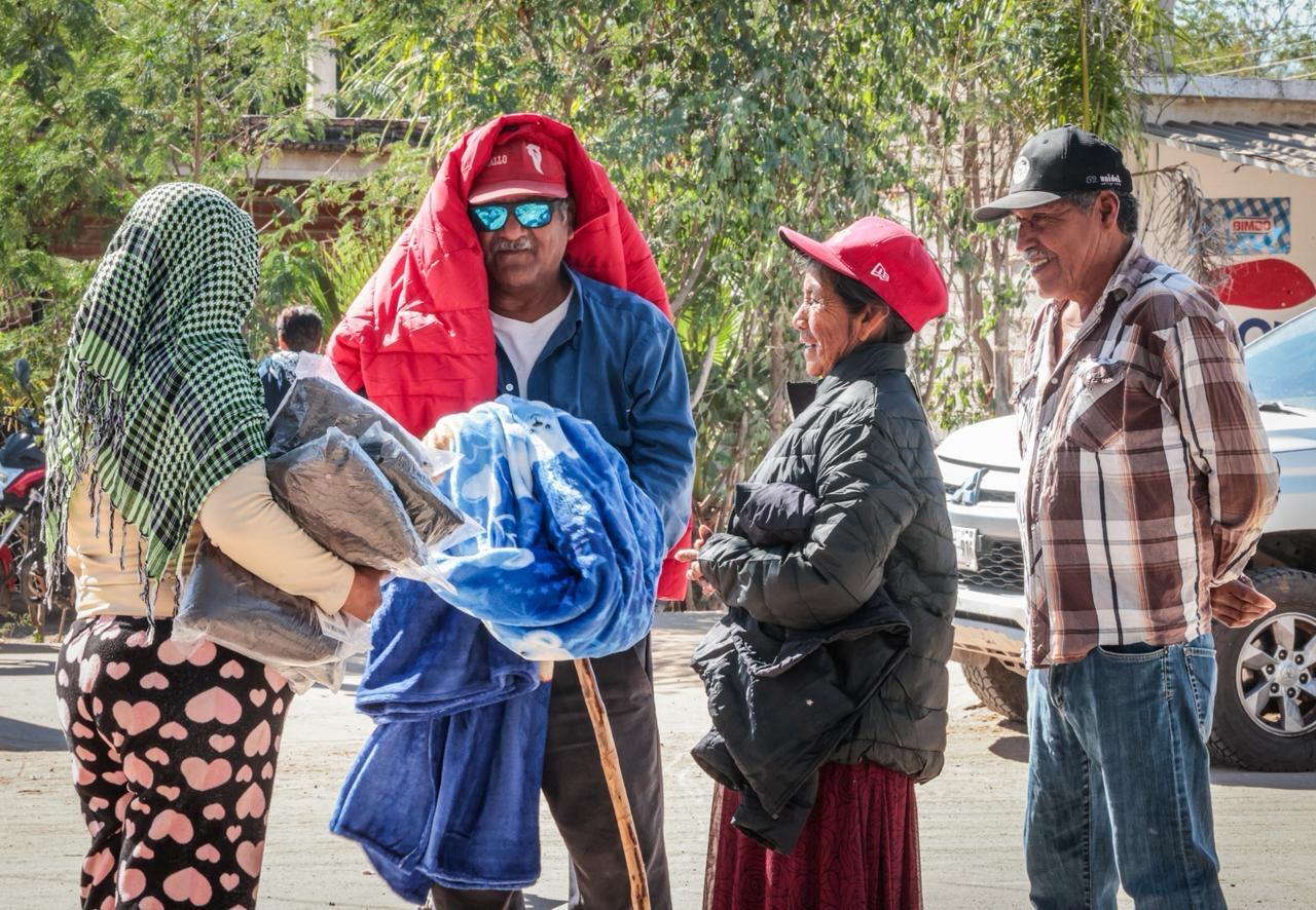 entrega gobierno de sinaloa chamarras y cobijas calientitas a familias serranas de ahome