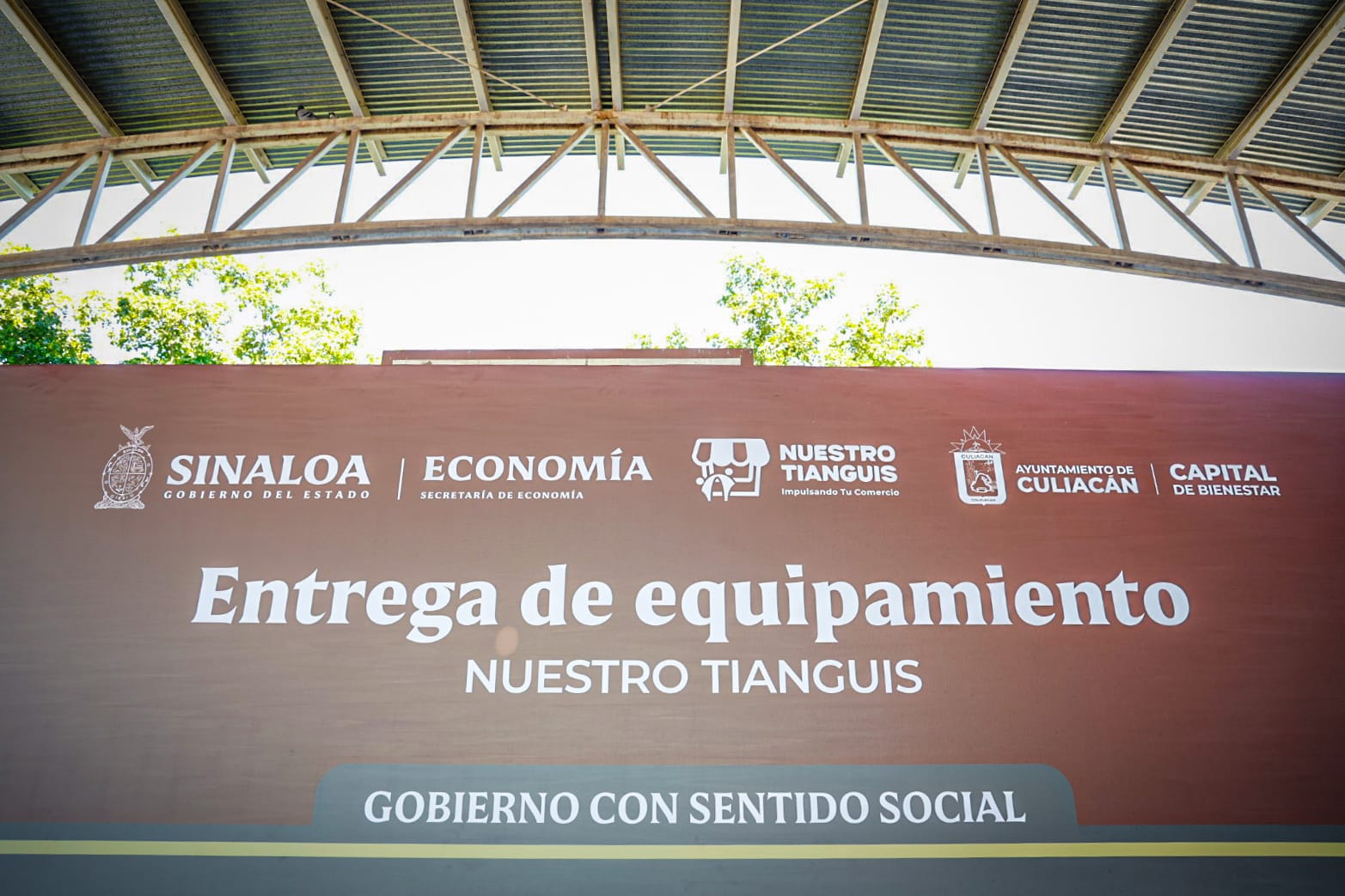 Entregan Rocha y Gámez Mendívil 900 apoyos para pequeños comerciantes