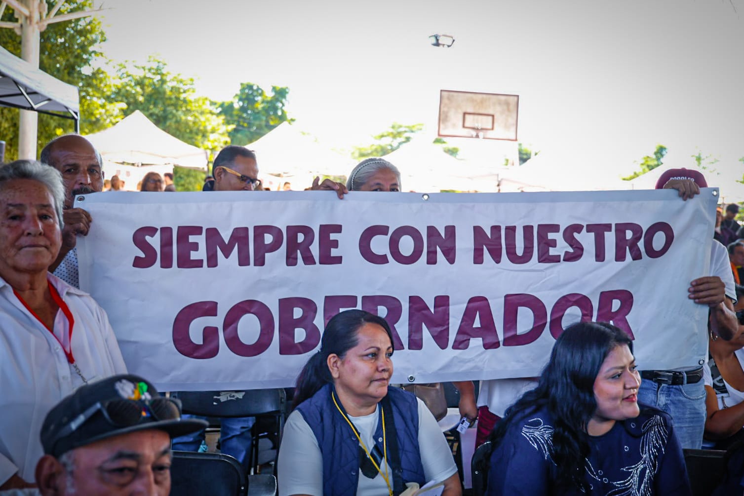 Entregan Rocha y Gámez Mendívil 900 apoyos para pequeños comerciantes