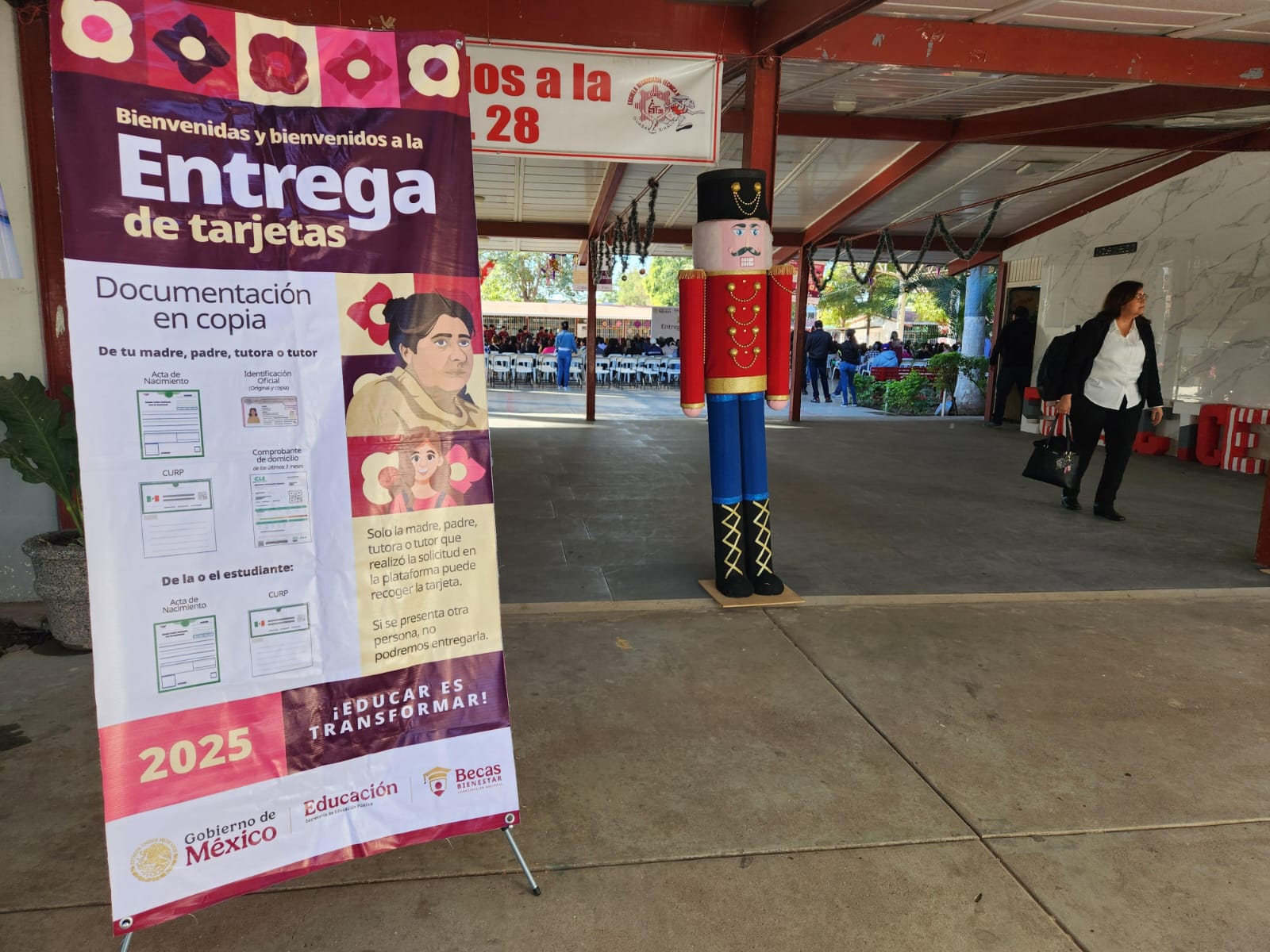 Entregan tarjetas de beca Rita Cetina en secundaria ETI 28 en Guasave
