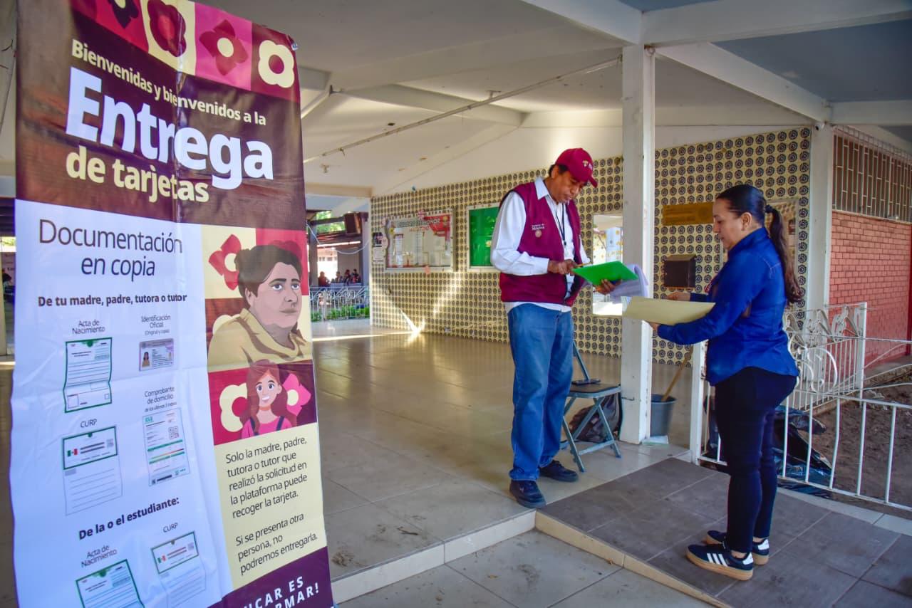 Dispersión de tarjeta de la beca federal Rita Cetina