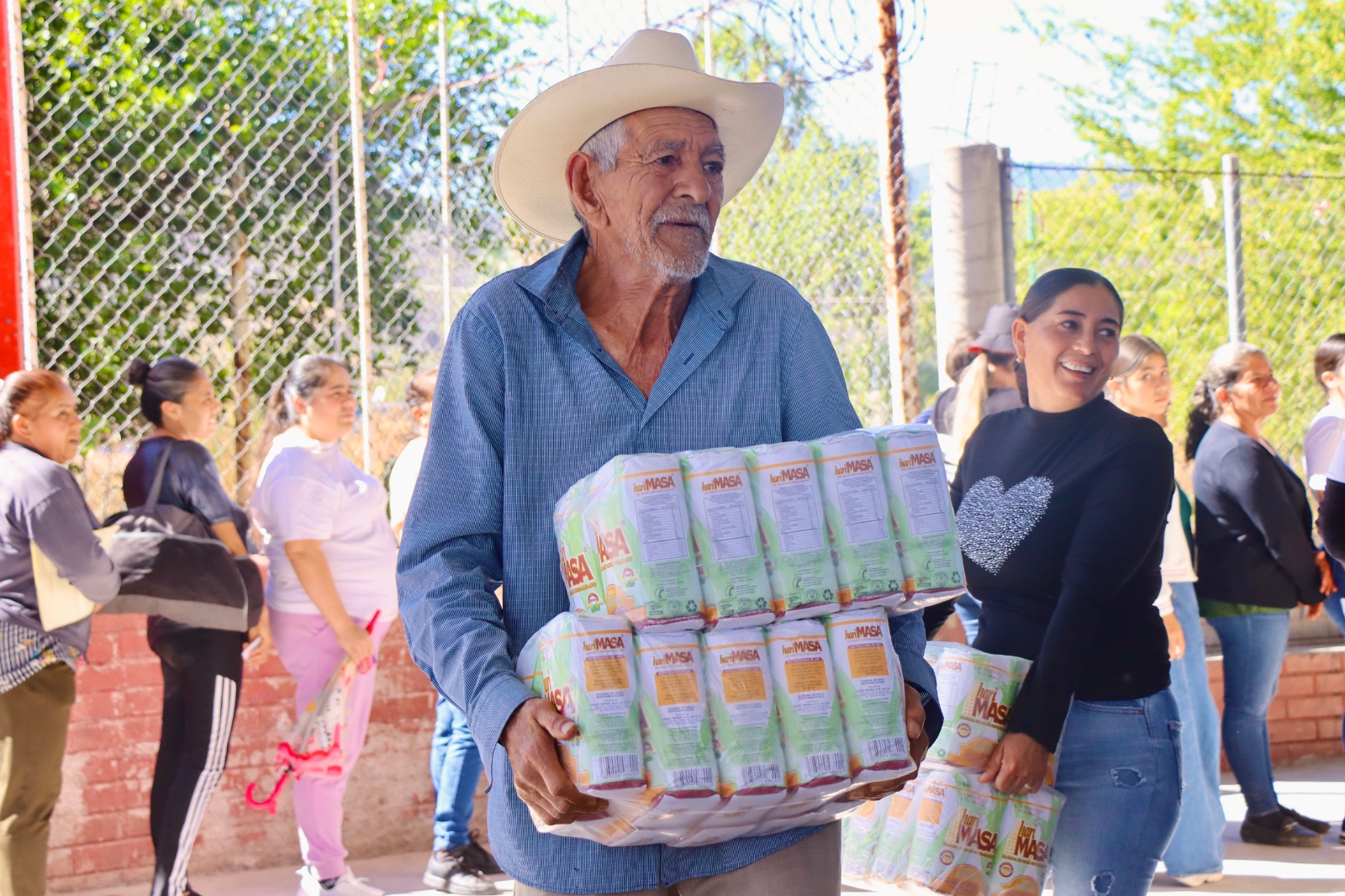 Entrega de techumbre, tinacos y harimasa en Badiraguato, Sinaloa