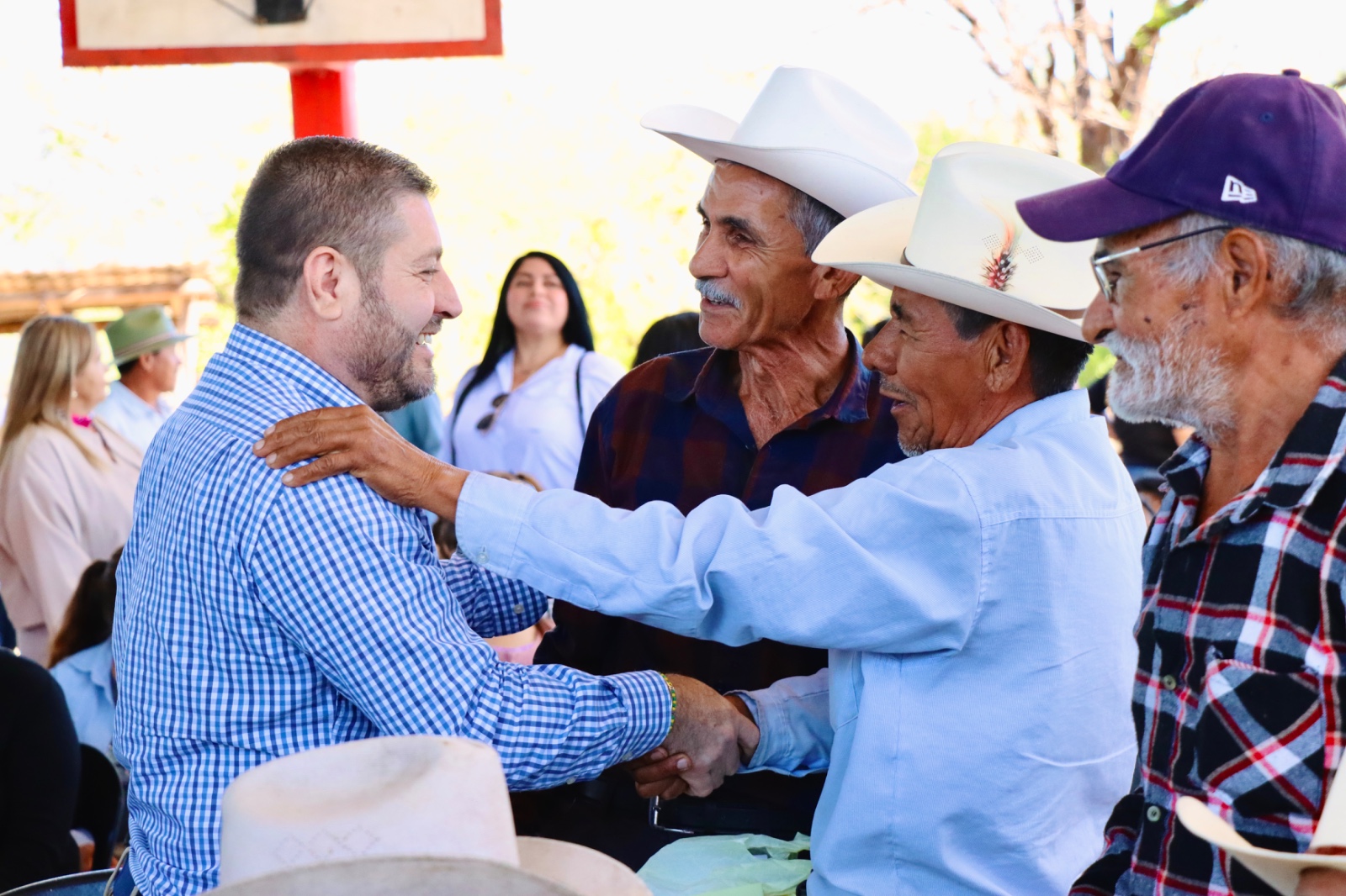 Entrega de techumbre, tinacos y harimasa en Badiraguato, Sinaloa