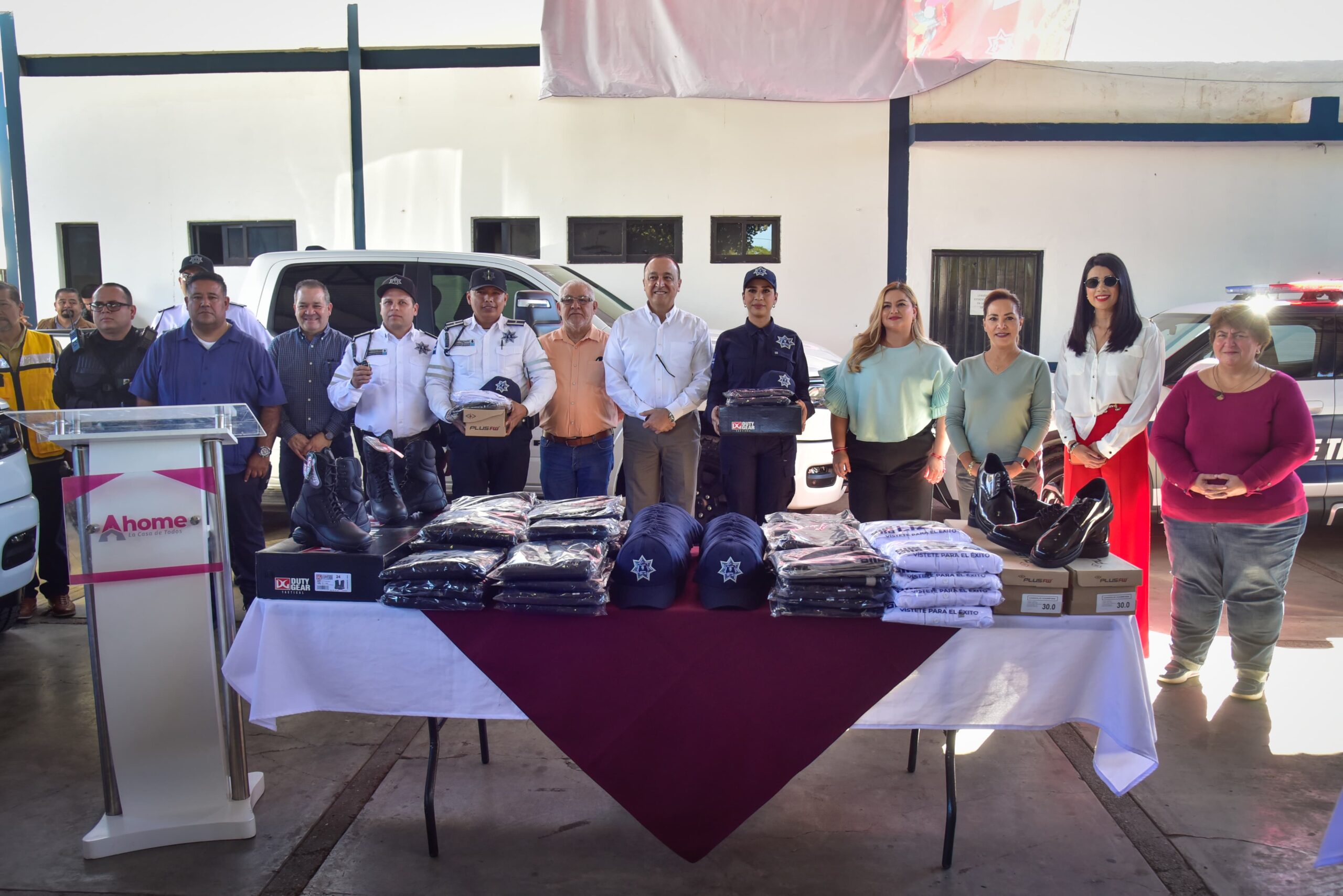 Suman 34 nuevos elementos, además de seis patrullas y entregan nuevos uniformes a policías de Ahome