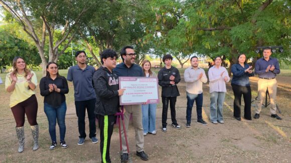 Gámez Mendívil entrega becas a 264 atletas paralímpicos y convencionales de Culiacán, Sinaloa