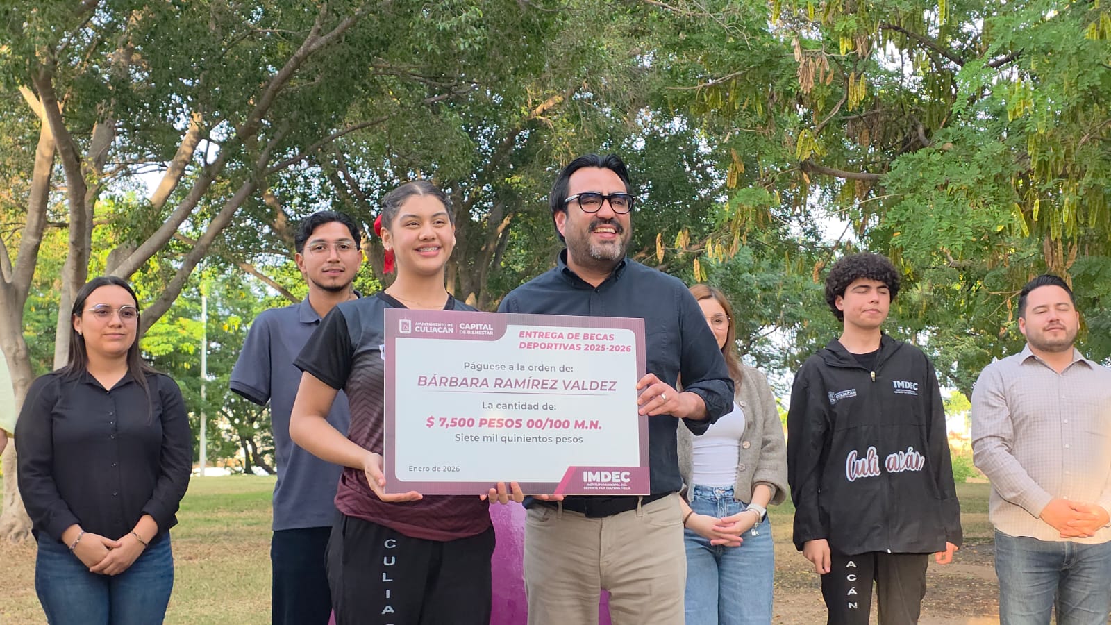 Entregan becas a atletas paralímpicos y convencionales en Culiacán
