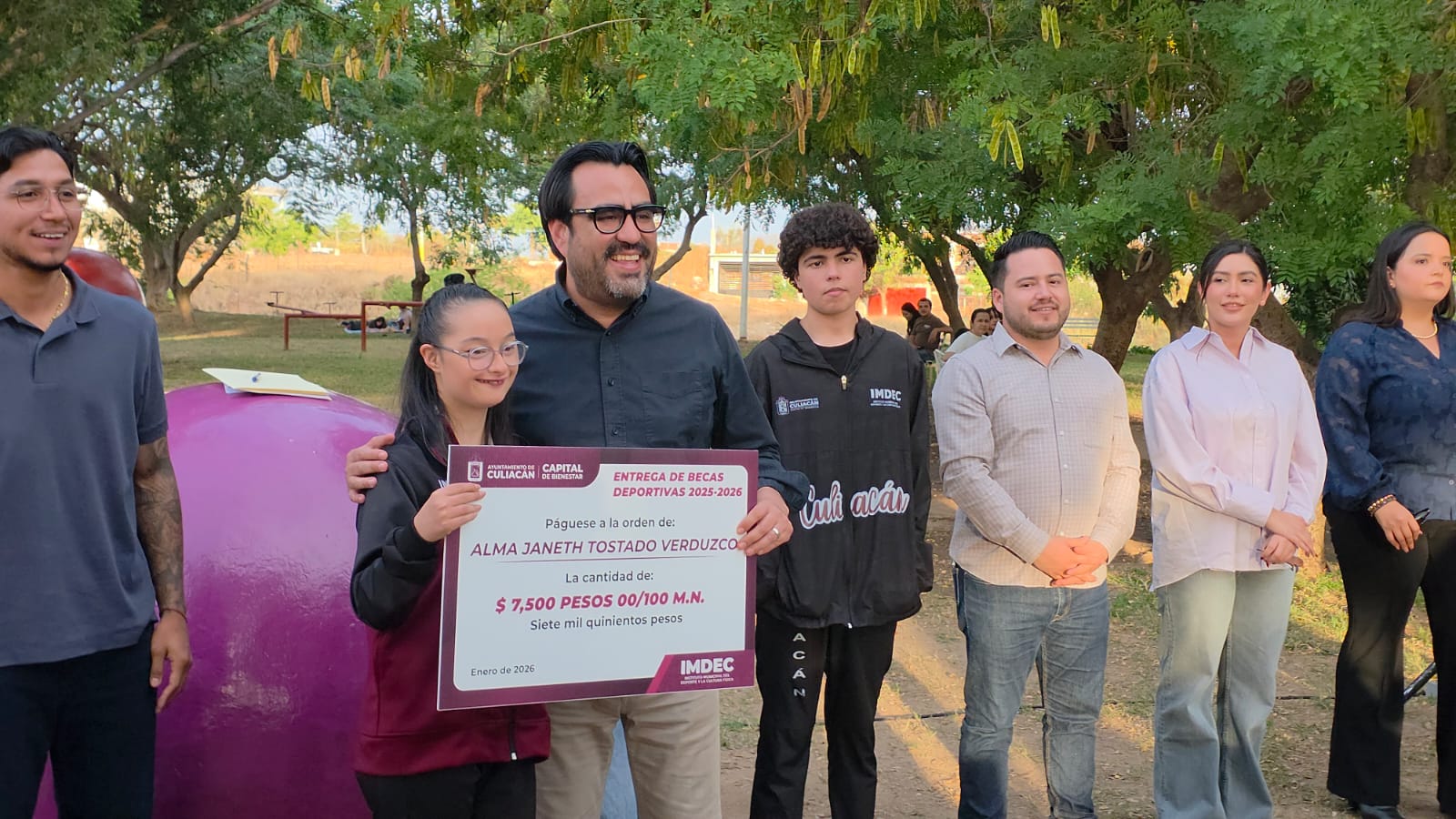 Entregan becas a atletas paralímpicos y convencionales en Culiacán