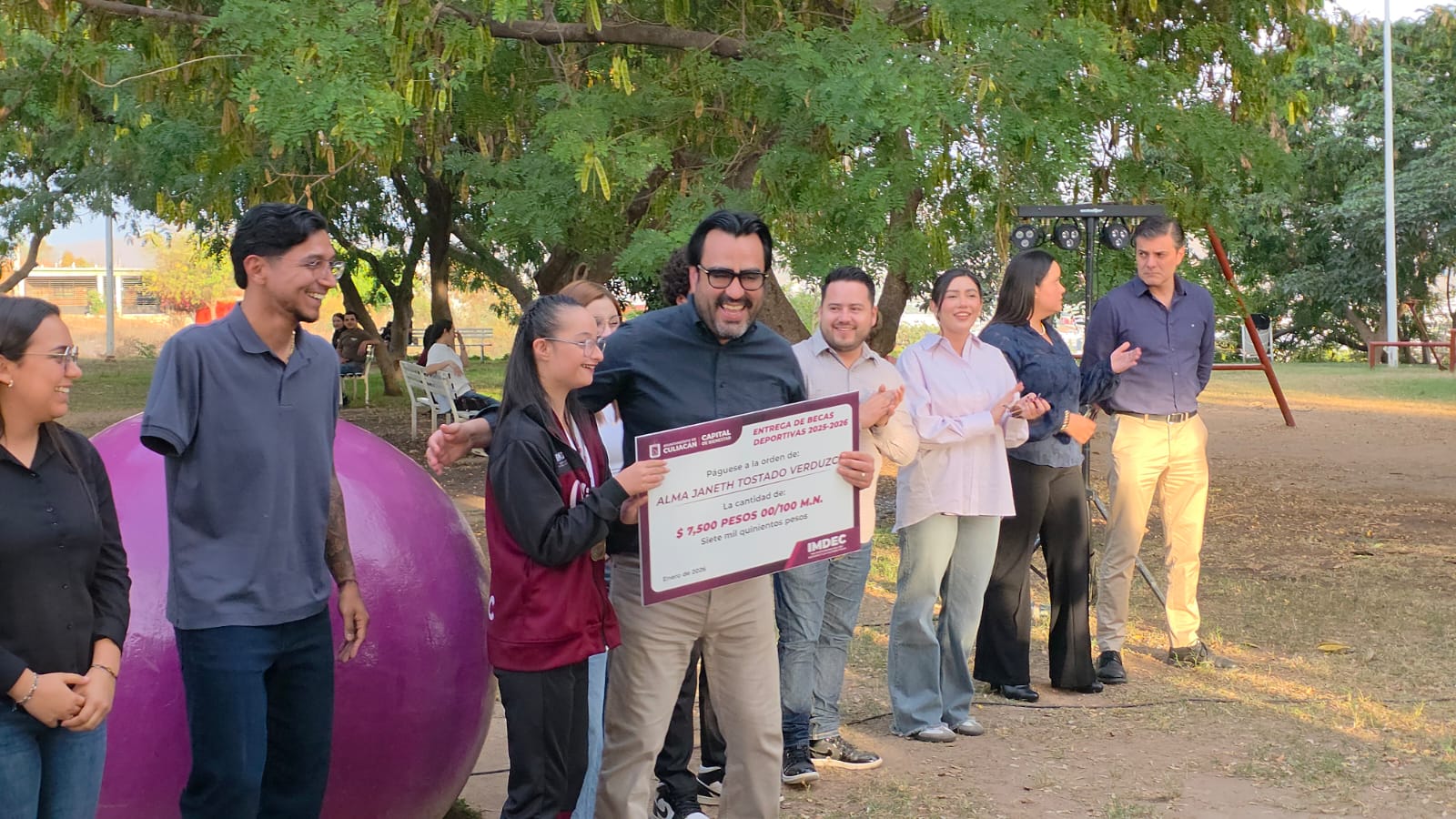 Entregan becas a atletas paralímpicos y convencionales en Culiacán