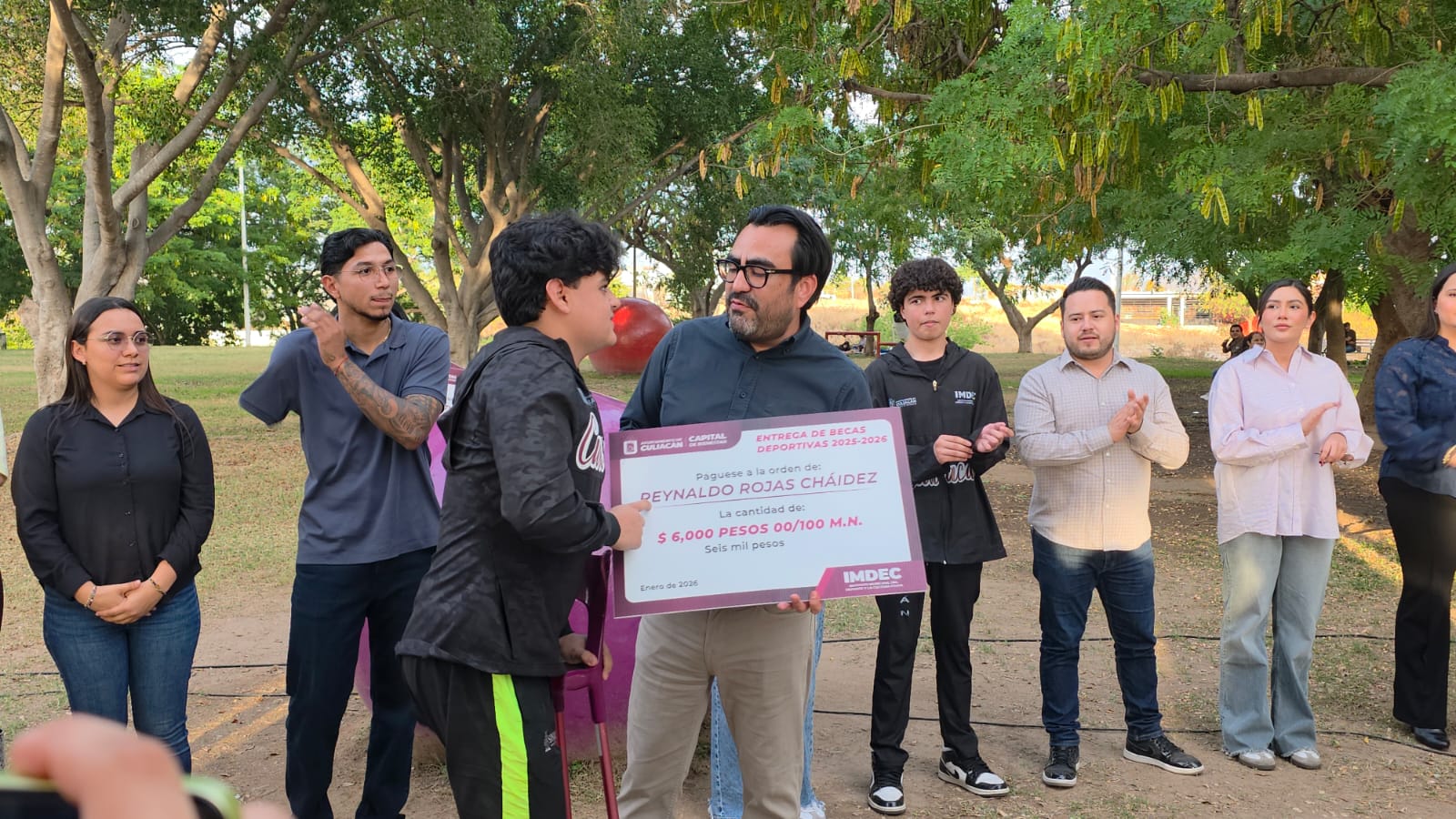 Entregan becas a atletas paralímpicos y convencionales en Culiacán