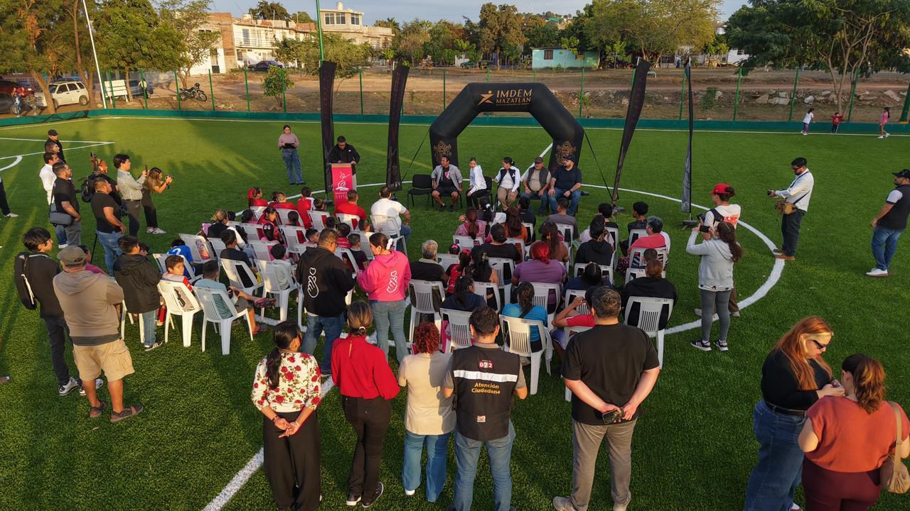 Entregan pasto sintético en cancha de Mazatlán