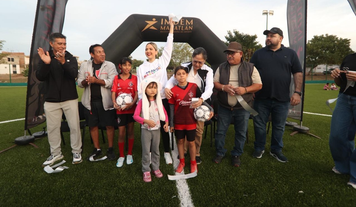 Entregan pasto sintético en cancha de Mazatlán