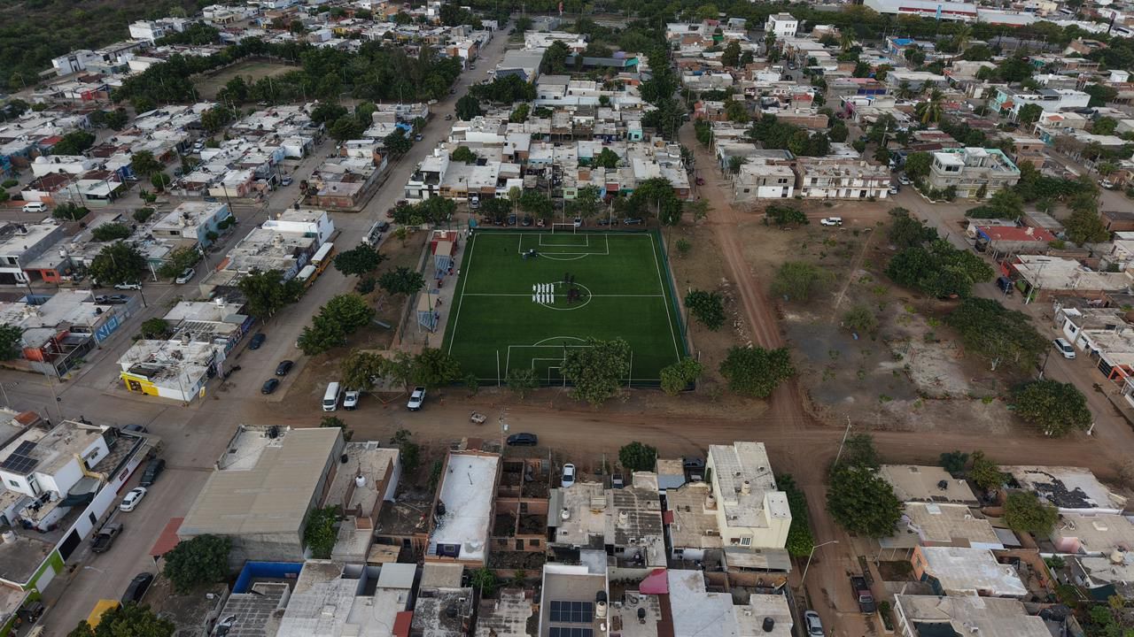 Entregan pasto sintético en cancha de Mazatlán