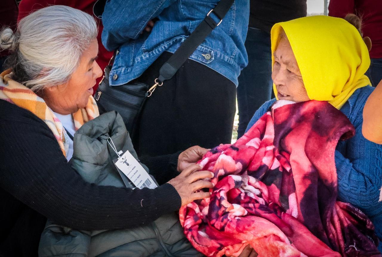 entrega gobierno de sinaloa chamarras y cobijas calientitas a familias serranas de ahome