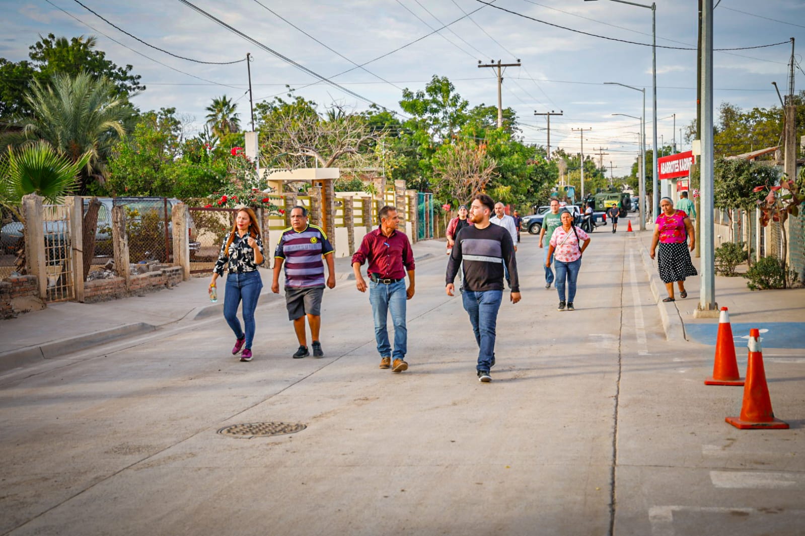 Rubén Rocha Moya y Juan de Dios Gámez Mendívil entregan pavimentaciones y espacio deportivo en El Diez, Culiacán