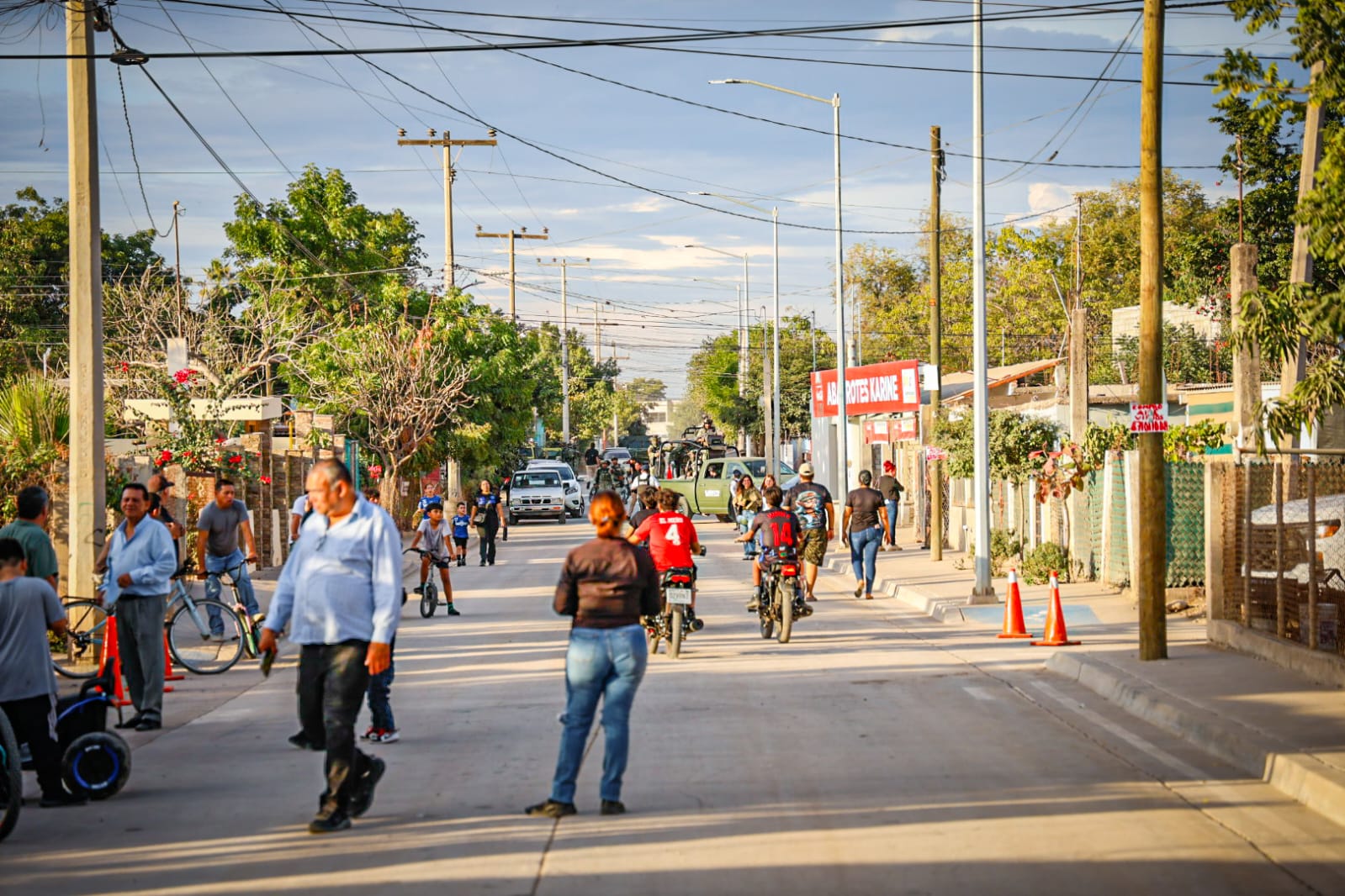 Rubén Rocha Moya y Juan de Dios Gámez Mendívil entregan pavimentaciones y espacio deportivo en El Diez, Culiacán