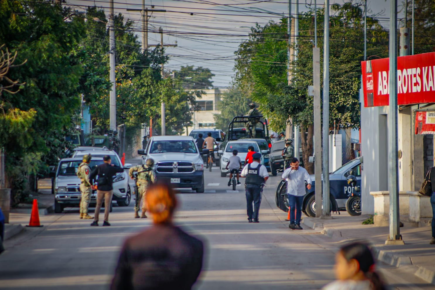 Rubén Rocha Moya y Juan de Dios Gámez Mendívil entregan pavimentaciones y espacio deportivo en El Diez, Culiacán