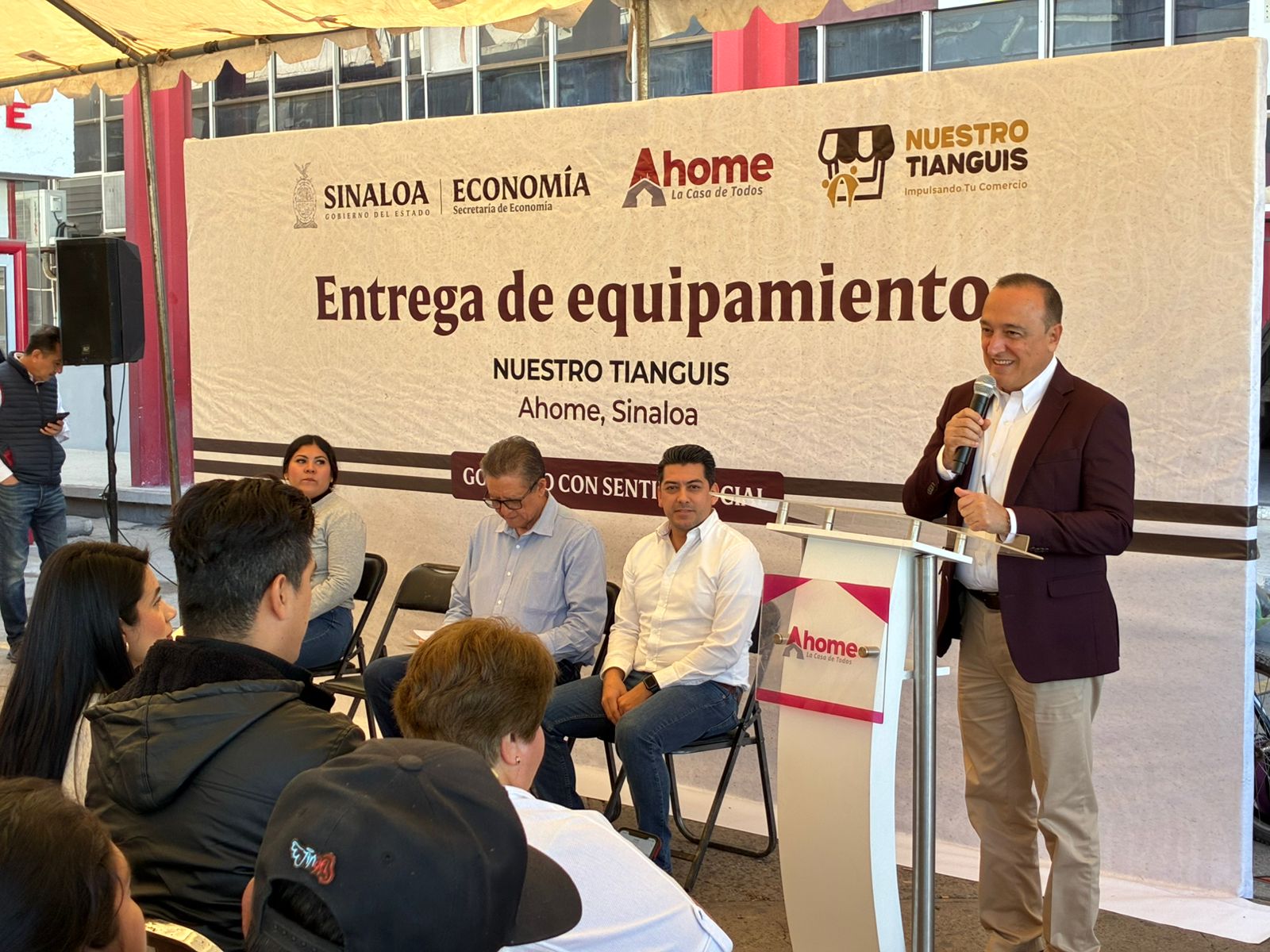 Secretaría de Economía en Sinaloa entrega mobiliario a 80 comerciantes de tianguis en los Mochis