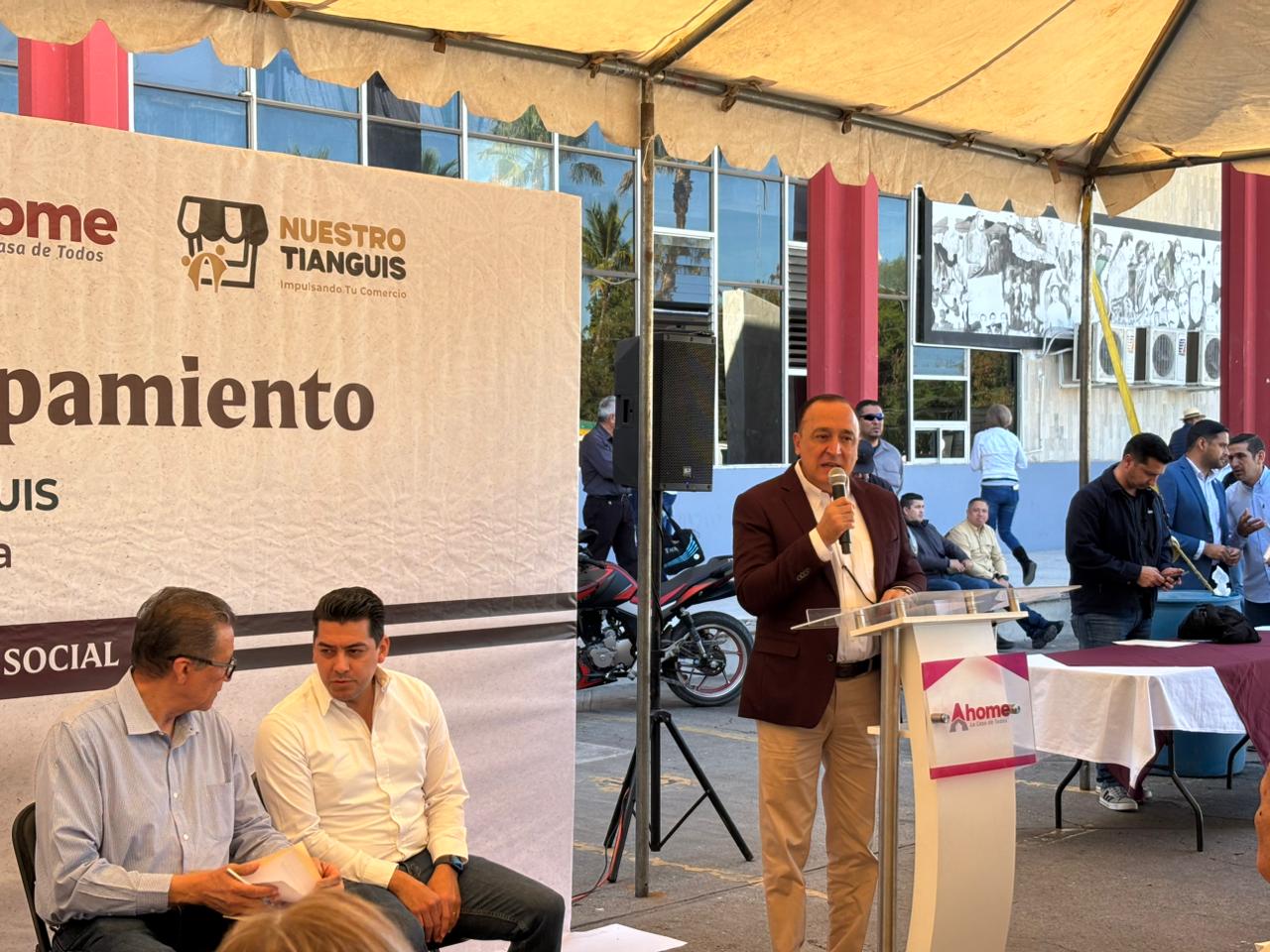 Secretaría de Economía en Sinaloa entrega mobiliario a 80 comerciantes de tianguis en los Mochis