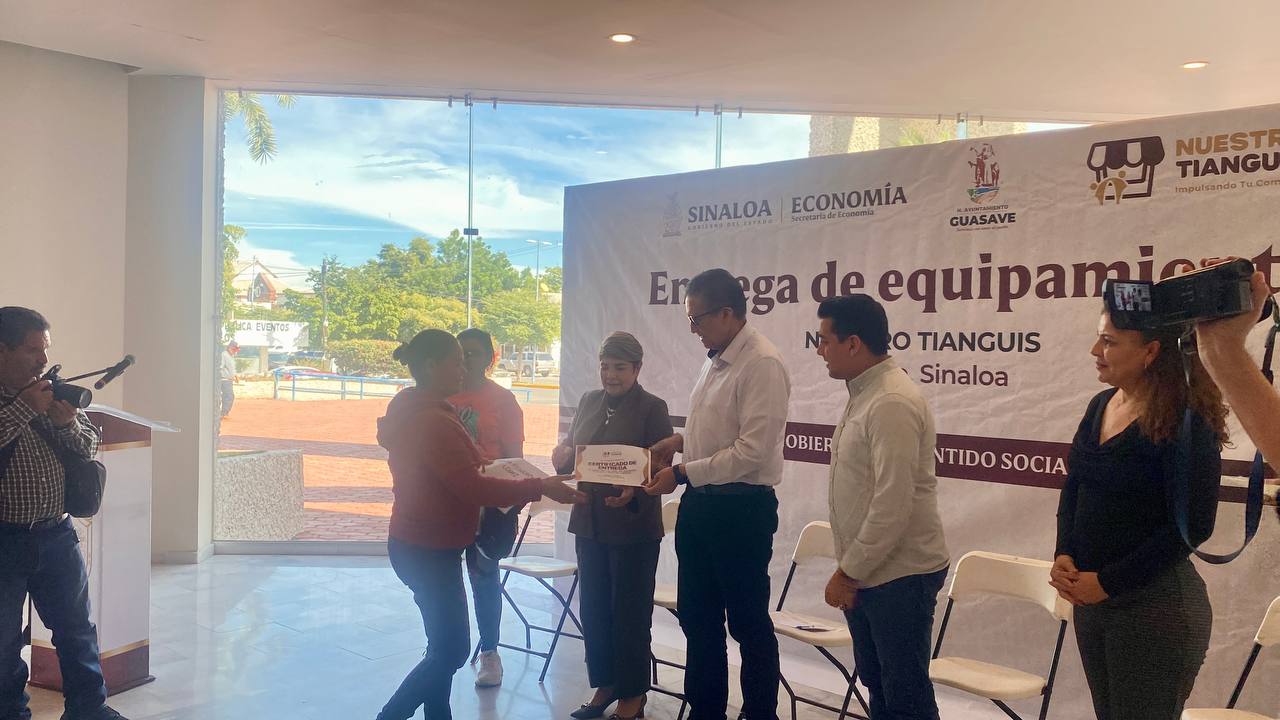 Entregan equipamiento a tianguistas en Guasave