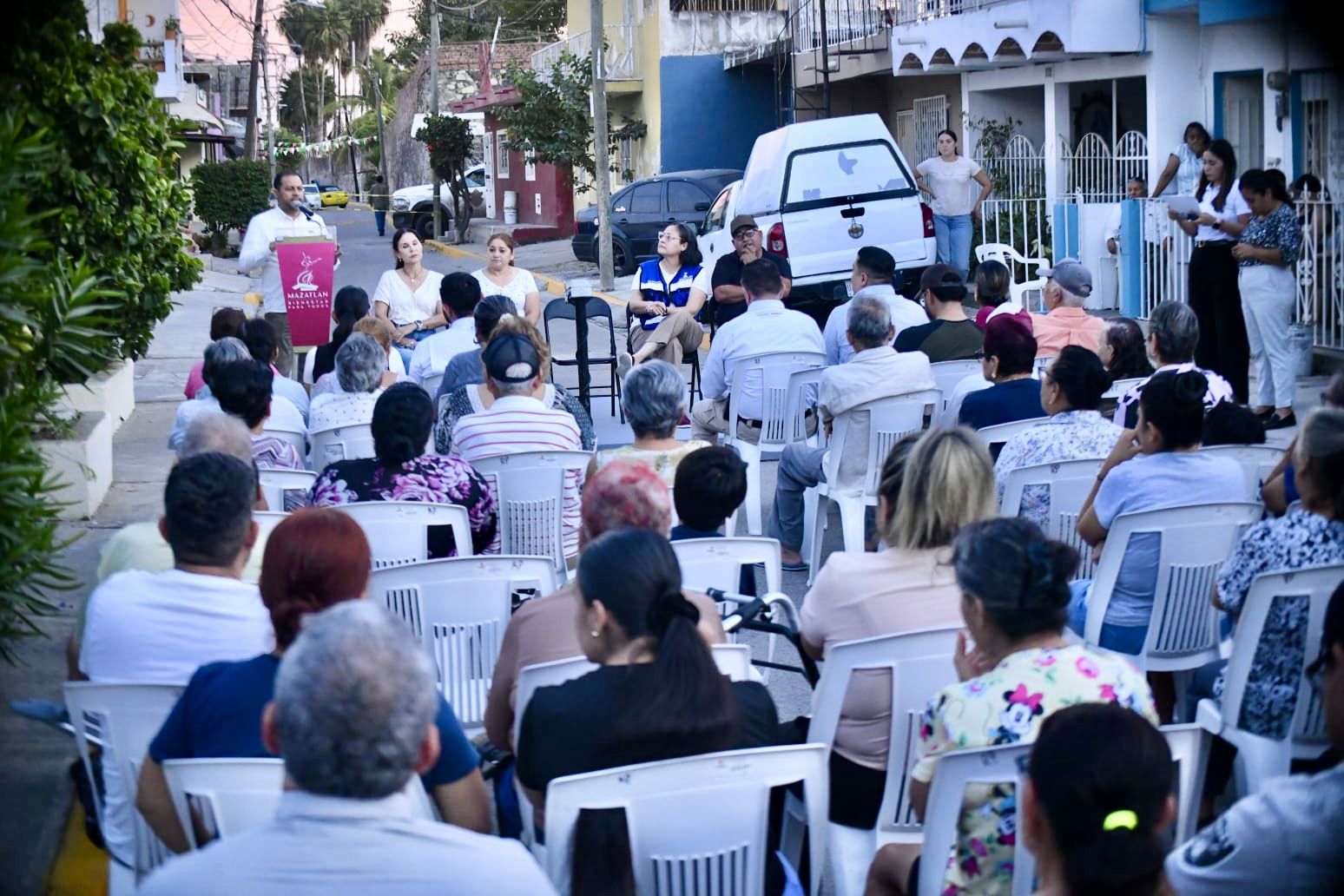 Entregan lámparas LED en colonias de Mazatlán
